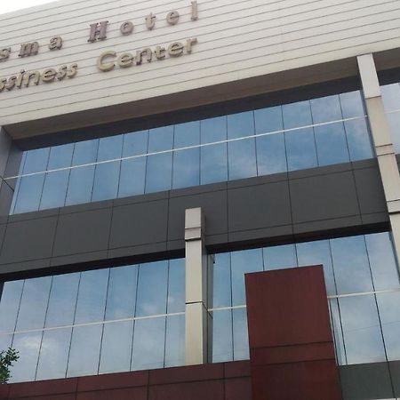 Hotel Kharisma Madiun Exterior foto