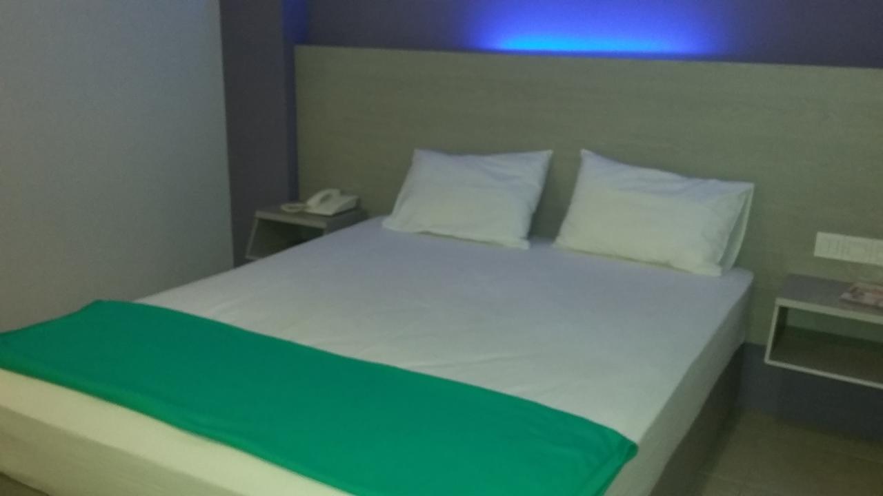 Hotel Kharisma Madiun Exterior foto