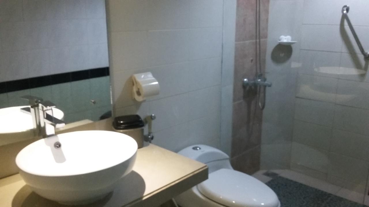 Hotel Kharisma Madiun Exterior foto