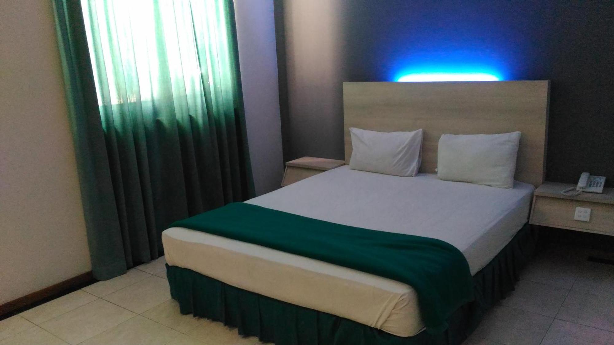 Hotel Kharisma Madiun Exterior foto
