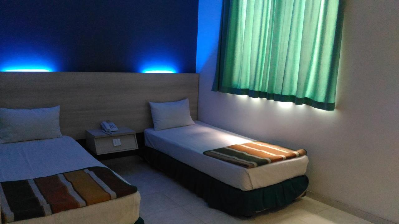 Hotel Kharisma Madiun Exterior foto