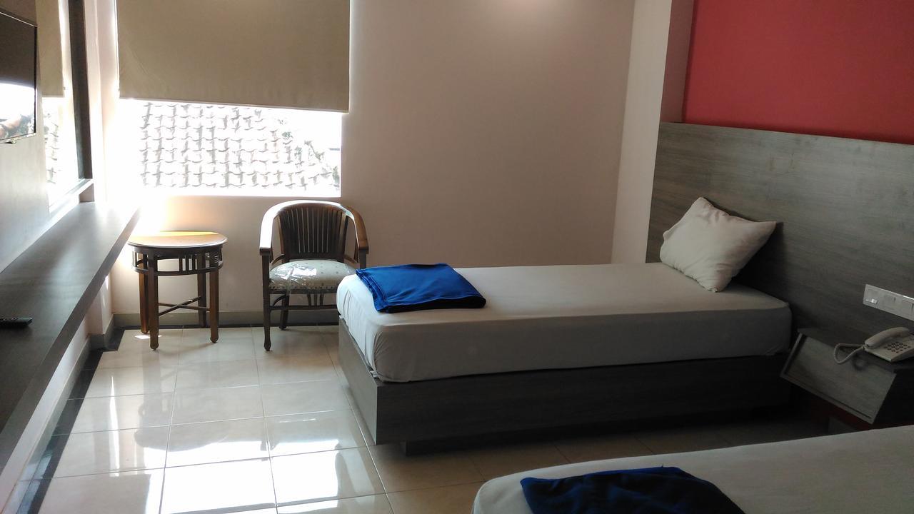 Hotel Kharisma Madiun Exterior foto