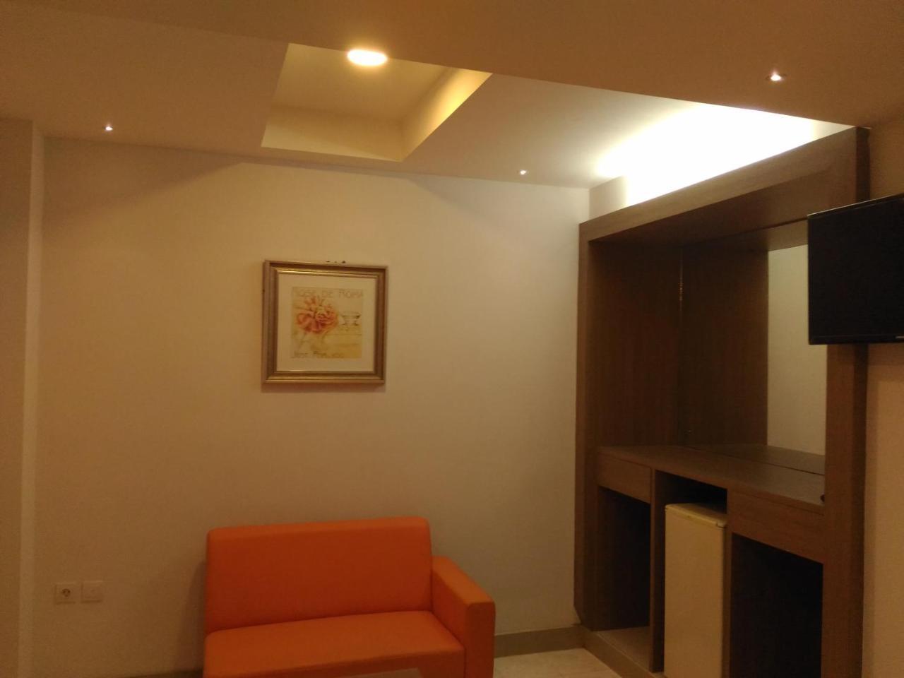 Hotel Kharisma Madiun Exterior foto