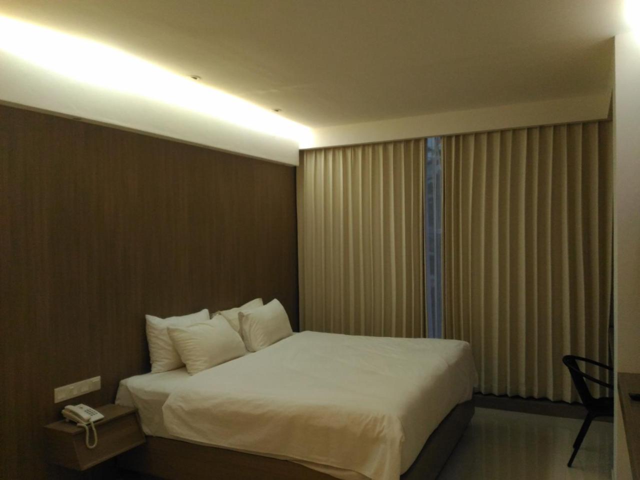 Hotel Kharisma Madiun Exterior foto